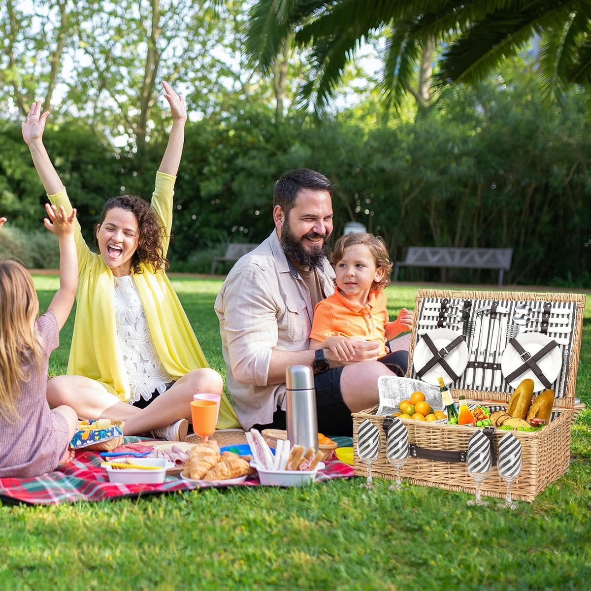 Willow Wicker Picnic Basket Set for 4 with Insulated Cooler Bag Y982981